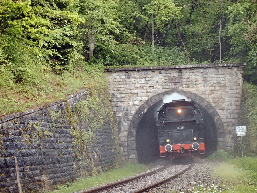 Zug der Wutachtalbahn bei der Ausfahrt aus dem Stockhalde-Kreiskehrtunnel