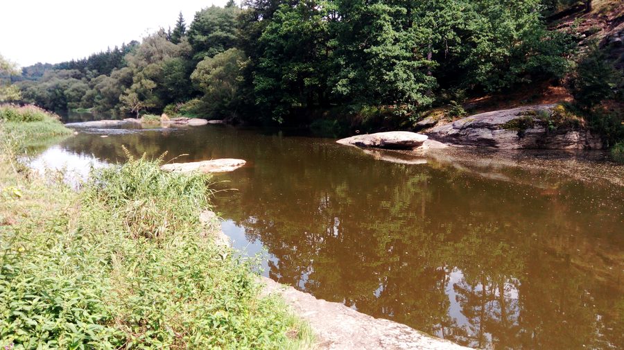 Lužnice-Fluss am Lehrpfad Na Onen Svět zwischen Dobronice und Bechyně in Südböhmen