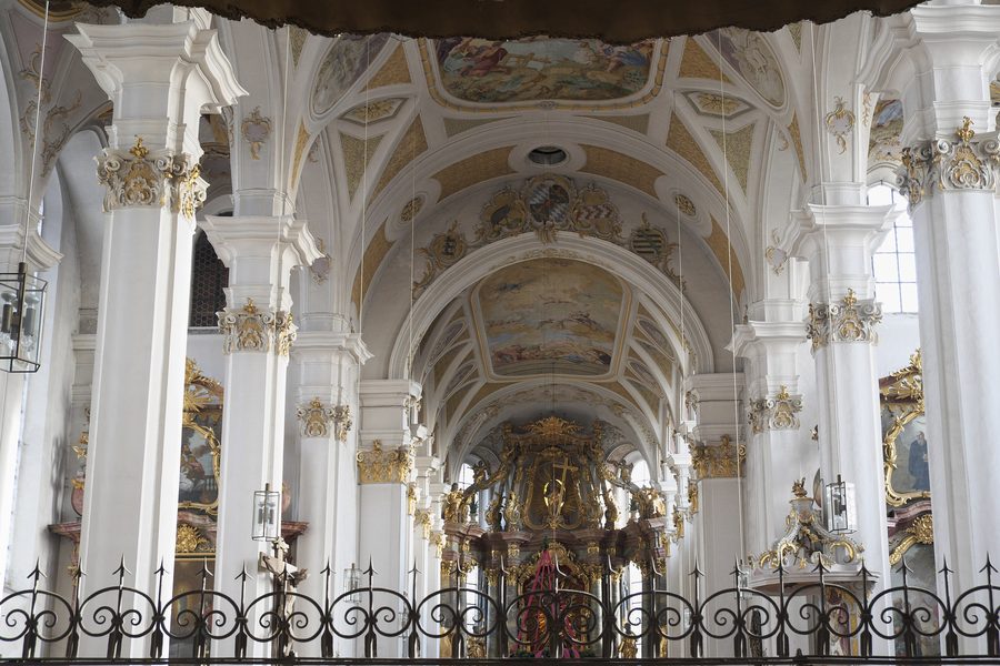 Innenraum der katholischen Pfarr- und Wallfahrtskirche St. Sebastian in Ebersberg