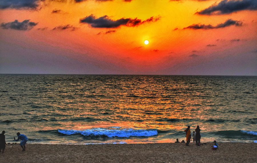 Küstenlandschaft von Maravanthe mit Arabischer See und Souparnika-Fluss in Karnataka
