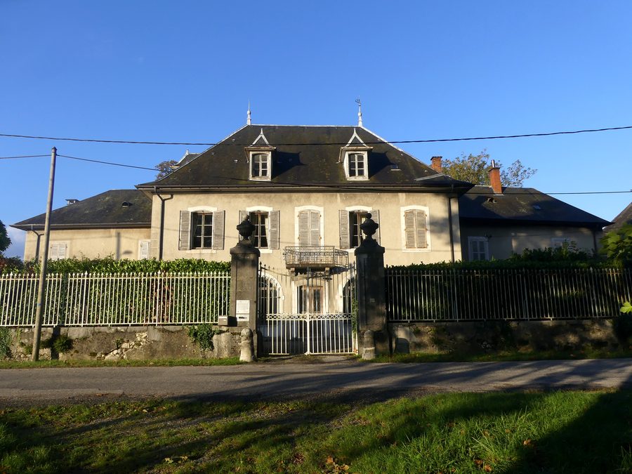 Façade orientale du château de Carron à Francin, en Savoie, photographiée au petit matin