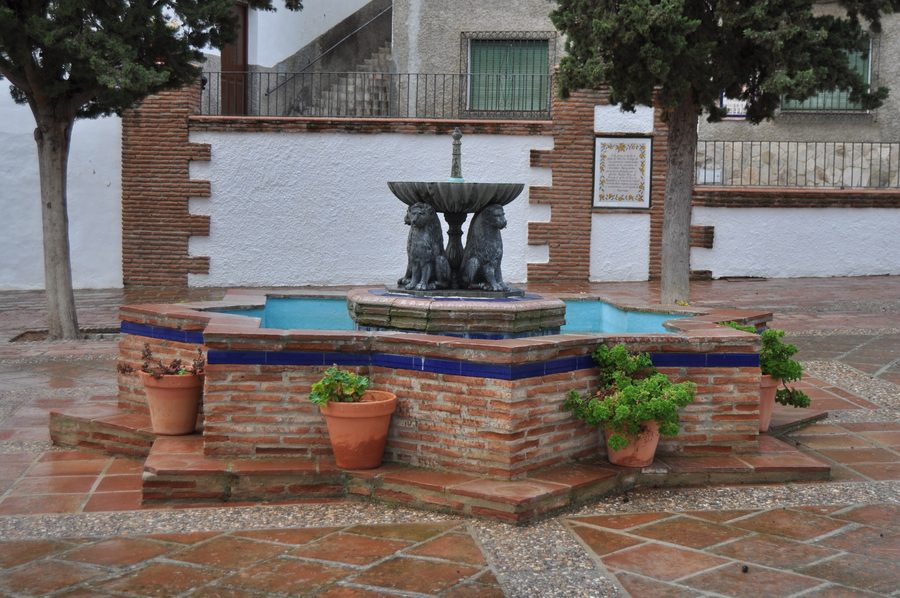 Iznájar in Córdoba mit weißen Häusern auf einer Anhöhe