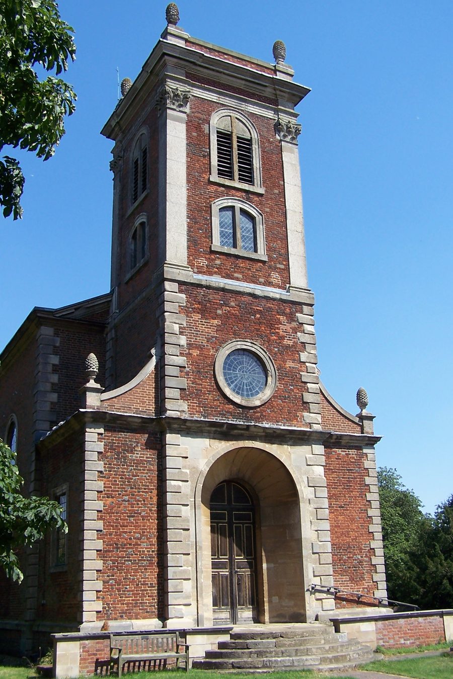 Chiesa parrocchiale di St Mary Magdalene a Willen, Milton Keynes, vista da ovest