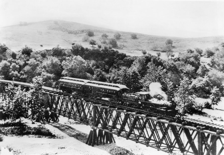 Treno della Los Angeles and San Gabriel Railroad sul ponte a Garvanza, il primo cavalcavia sull’Arroyo Seco, in avvicinamento a Highland Park da South Pasadena, circa 1885