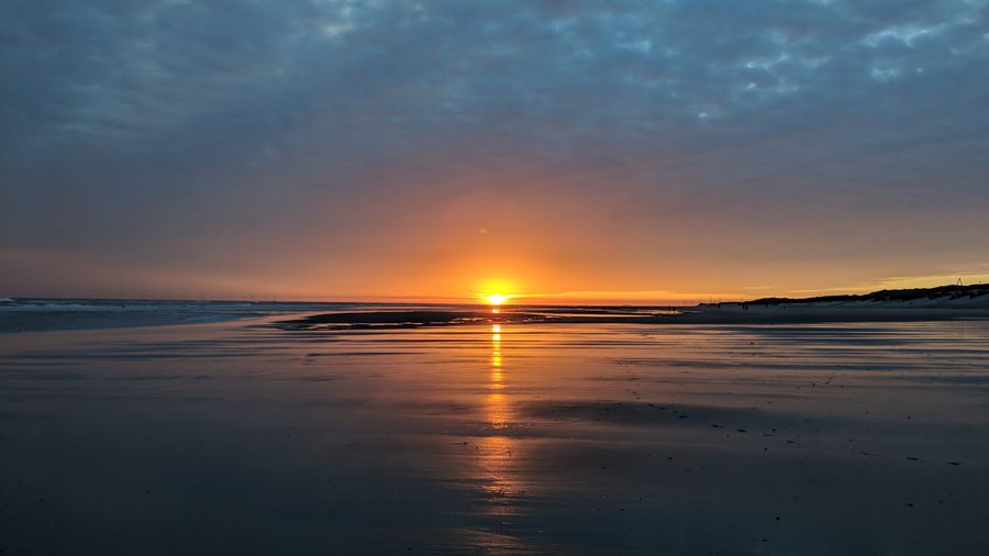 Hauptstrand von Wangerooge bei Ebbe während der Morgendämmerung
