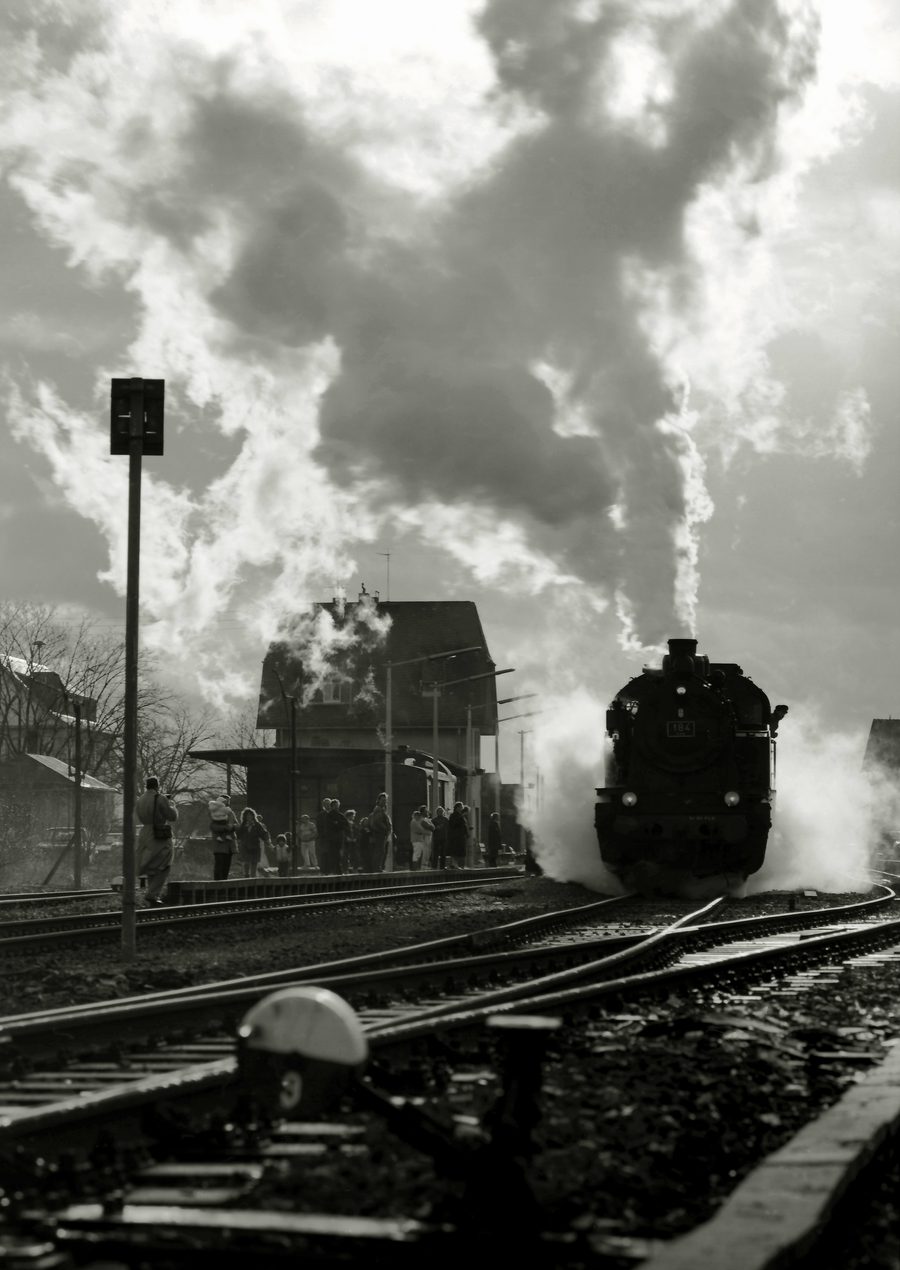 Locomotiva storica ELNA 184 con un convoglio della Nassauische Touristikbahn alla stazione di Wiesbaden-Dotzheim