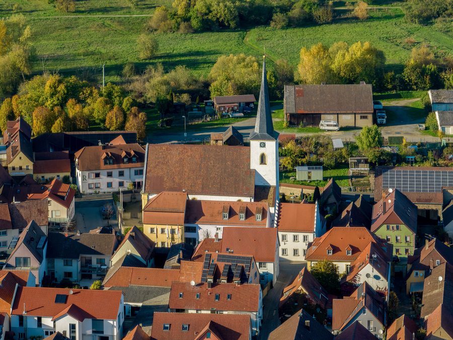Luftaufnahme von St. Laurentius in Nordheim am Main von der Weininsel aus