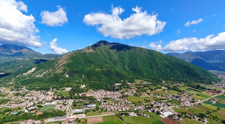 Veduta aerea del comune di Santorso ai piedi del Monte Summano