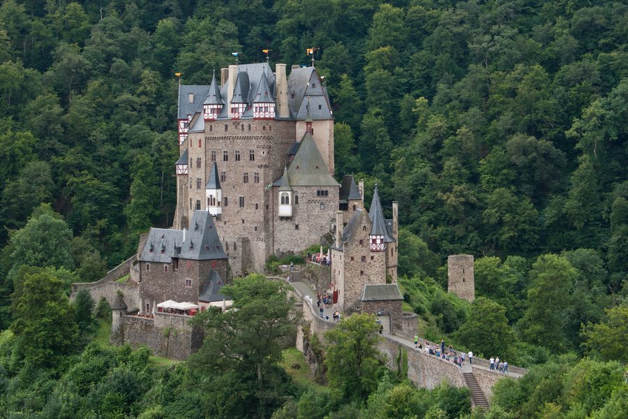 Burg Eltz presso Wierschem nel paesaggio boscoso dell'Eifel