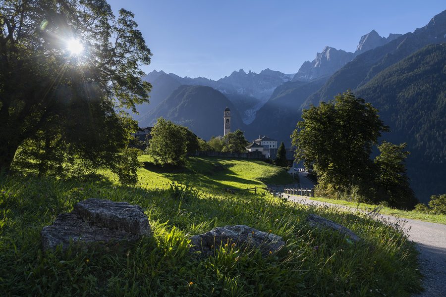 Soglio am frühen Morgen mit Bergen im Hintergrund