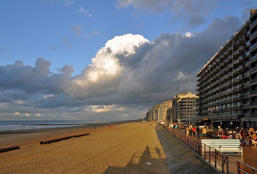 Spiaggia sabbiosa di Westende sulla costa belga del Mare del Nord