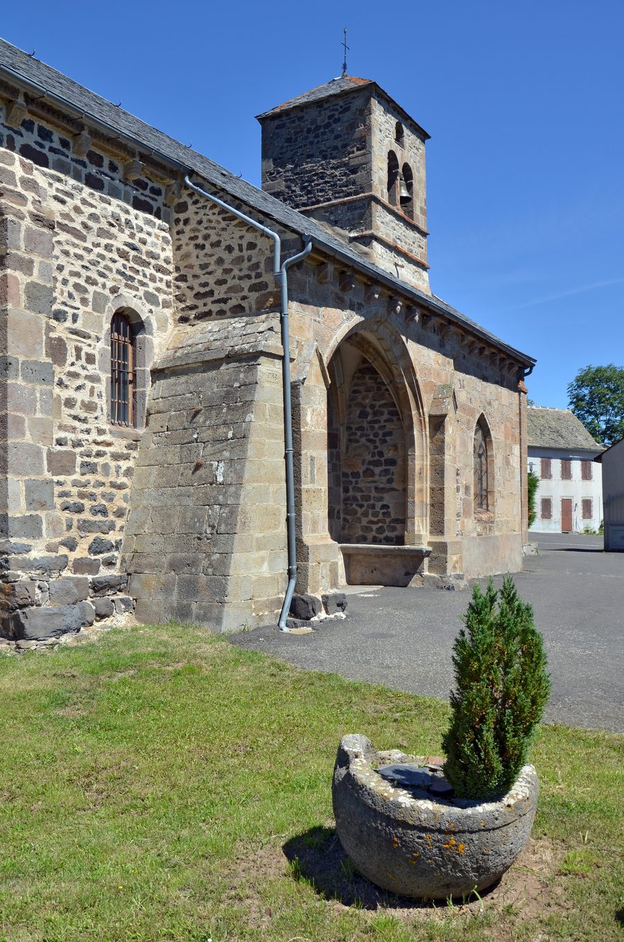 Außenansicht der Église Saint-Caprais in Vèze im Département Cantal