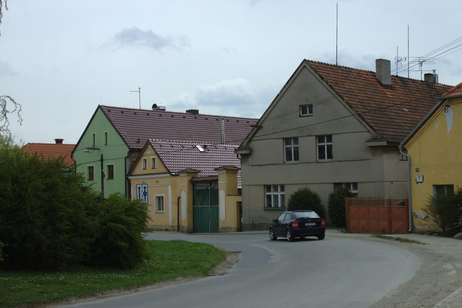 Gebäude am Dorfplatz in Chrastavice in der Region Pilsen