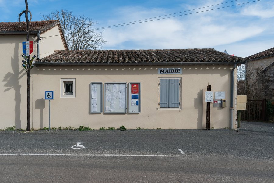 File:Town hall of Escamps Lot.jpg