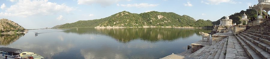 Vista panoramica sul lago Jaisamand nel Rajasthan, India