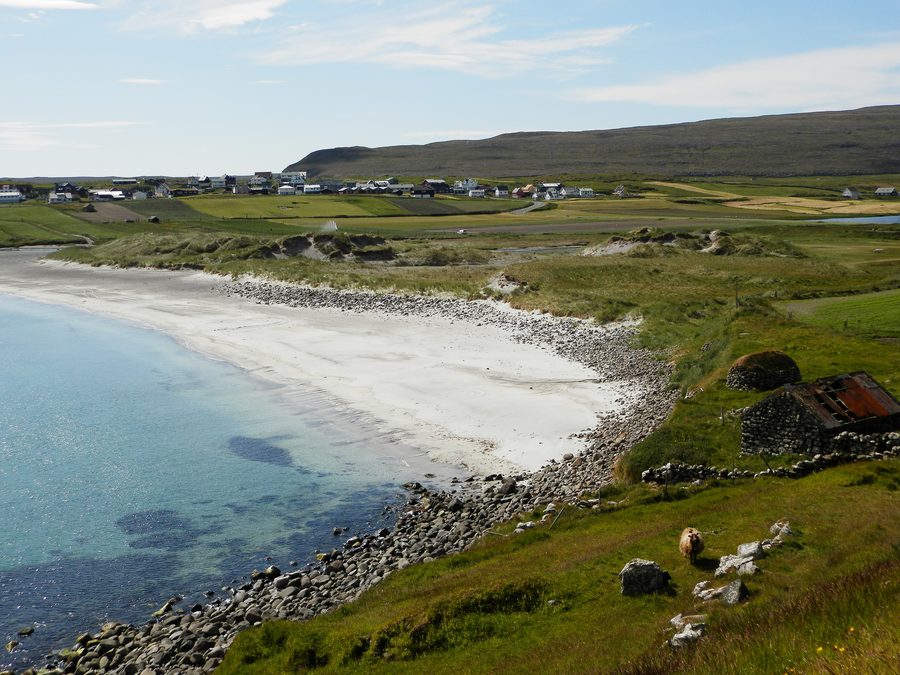 Sandur auf Sandoy mit Sandstrand und Dünen auf den Färöern