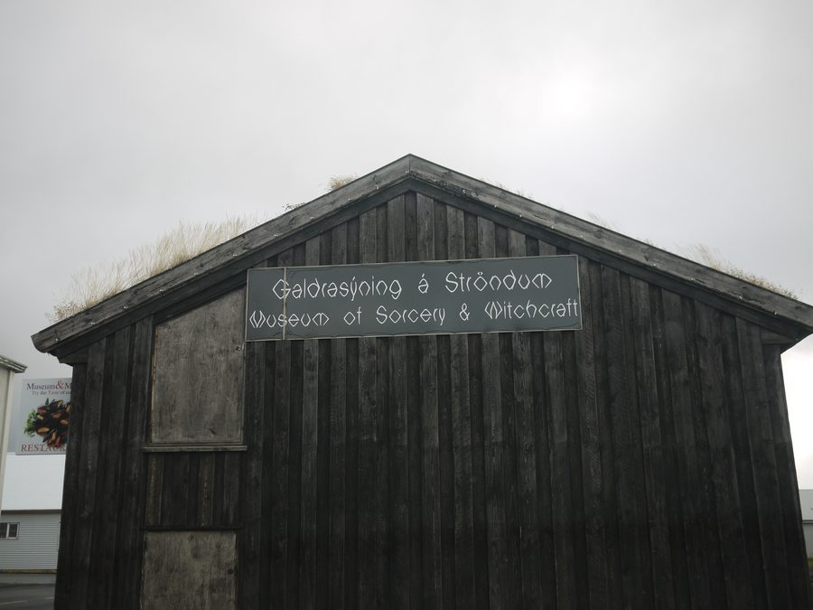 Cartello esterno del Museum of Icelandic Sorcery and Witchcraft a Hólmavík