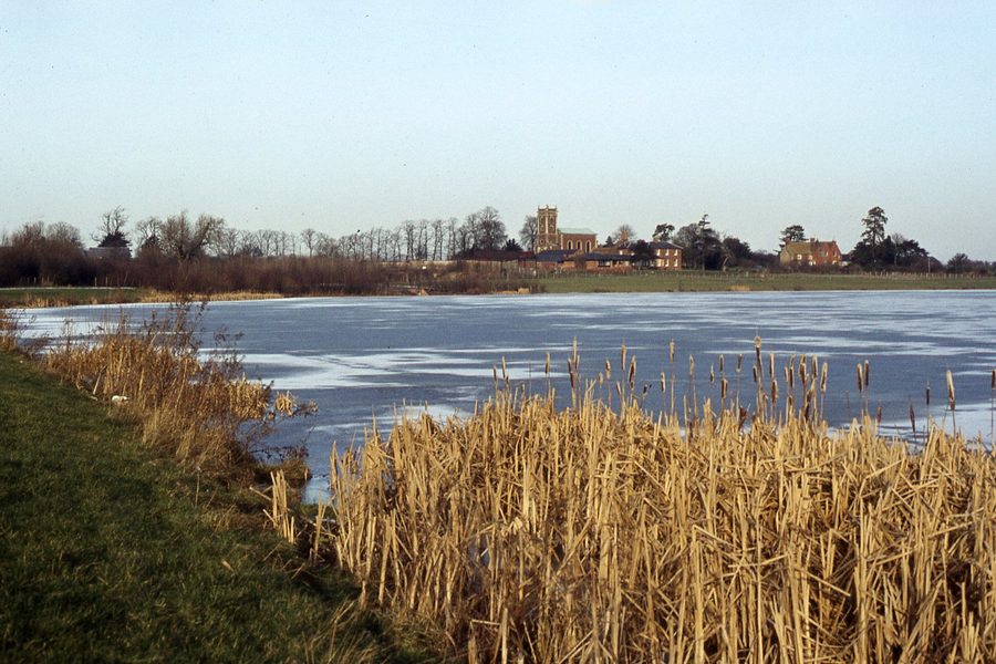 Willen Lake con vista sul villaggio di Willen a Milton Keynes