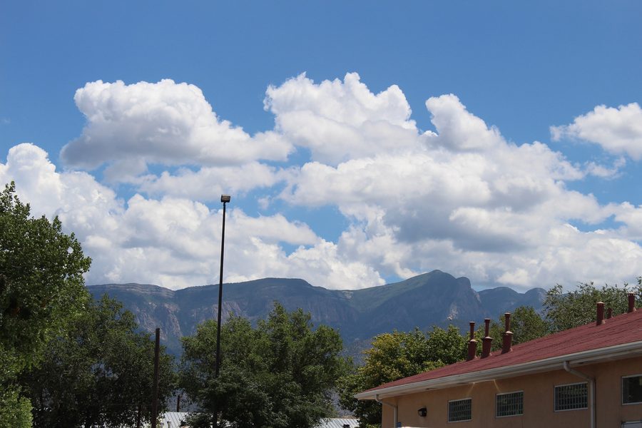 Vista verso le Sandia Mountains vicino a Bernalillo, New Mexico