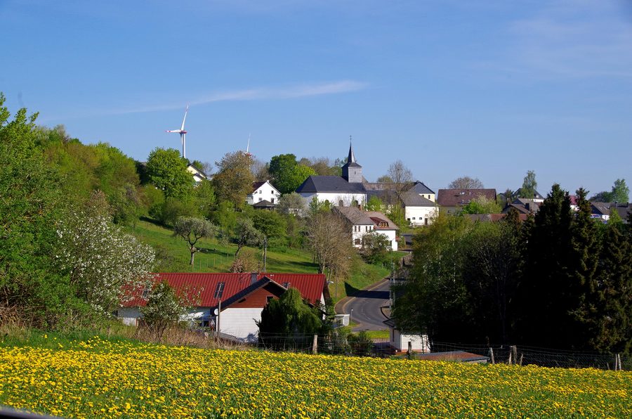 Schönfeld bei Stadtkyll von Süden mit der umgebenden Landschaft