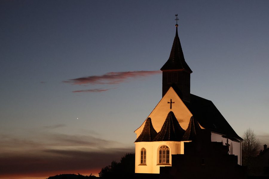 Bergkirche Rheinau in der Abenddämmerung