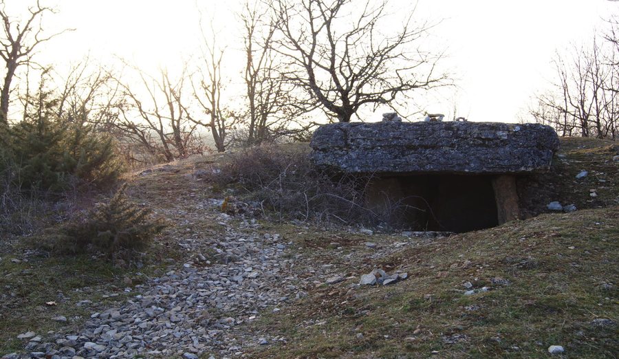 File:Miers dolmen pierre levee.jpg