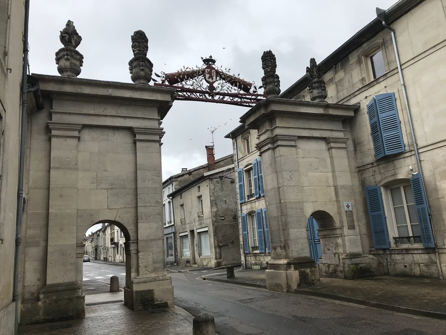 File:Ligny-en-Barrois - porte de la France.jpg