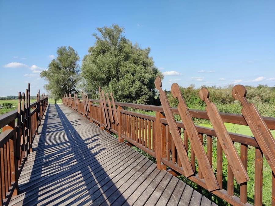 Rekonstruierte Brücke von Andau über den Einserkanal in der offenen Landschaft