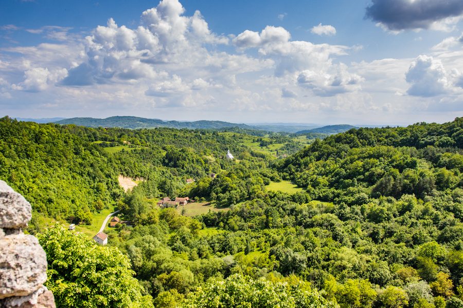 Vista delle rovine del castello di Zrin nel comune di Dvor