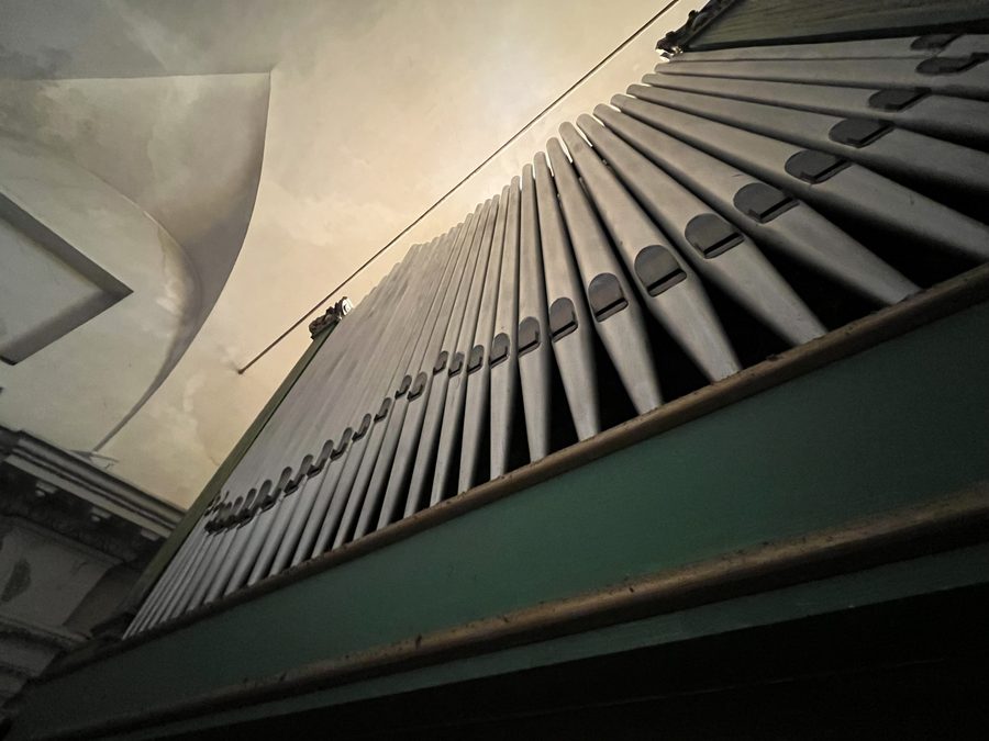 Organo nella chiesa di San Bartolomeo a Caramagna Ligure