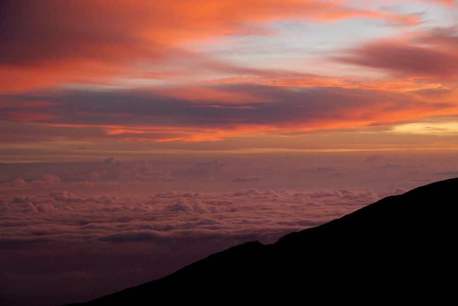 La luce dell’alba sul cratere di Haleakalā a Maui.