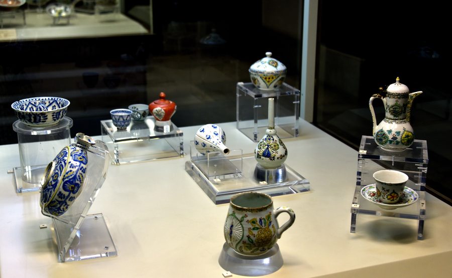 Historische Kütahya-Keramik mit farbigen Fliesenmustern im Tiled Kiosk des Museums für Islamische Kunst in Istanbul