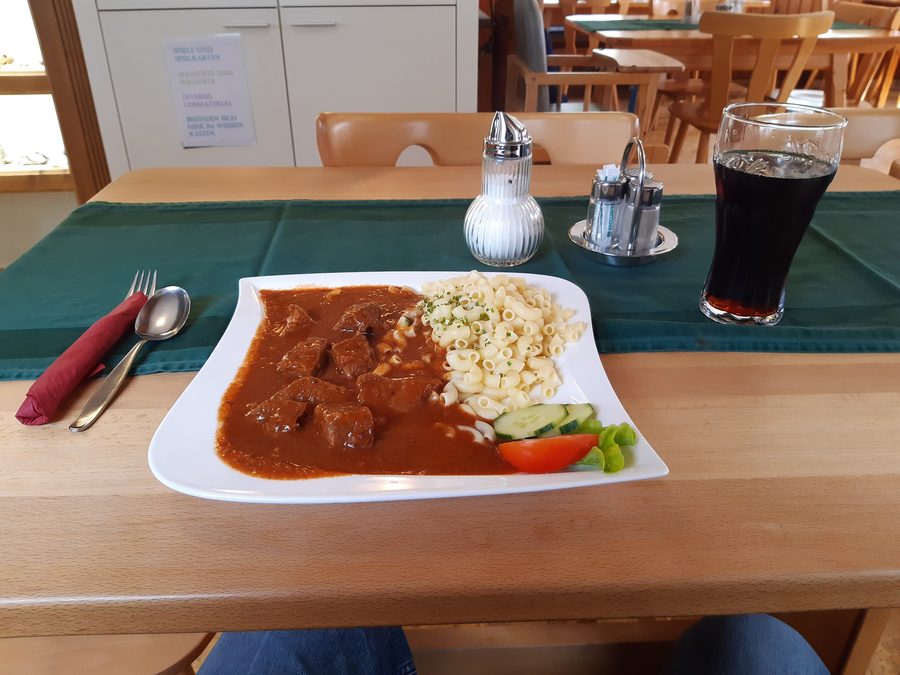Nockerln con gulasch