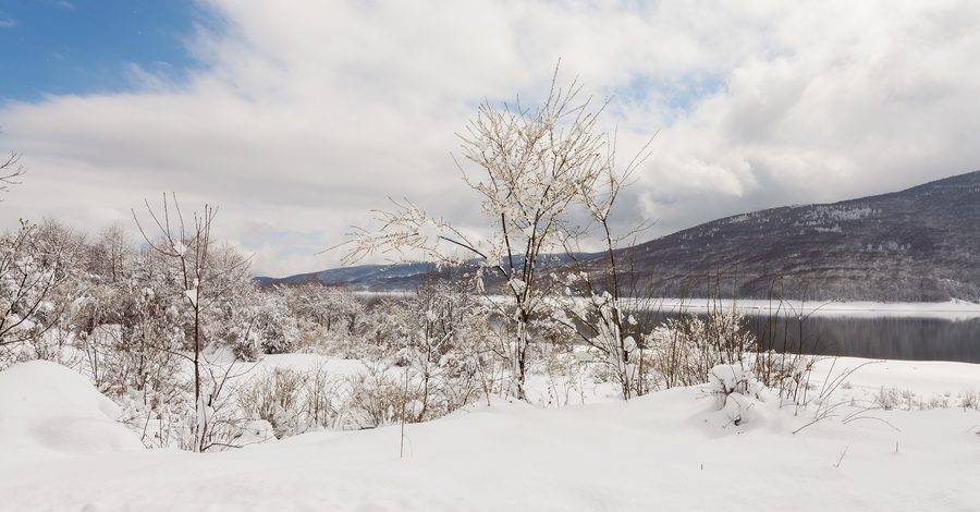 Vista sul lago di Mavrovo nel paesaggio montano