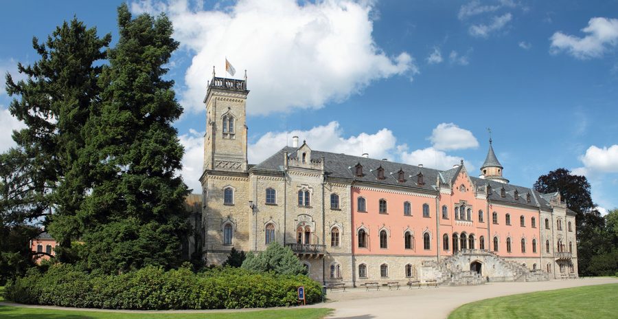 Außenansicht von Zámek Sychrov in der Region Liberec
