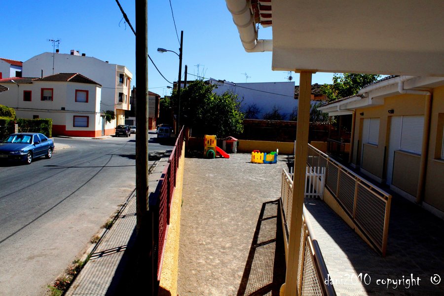 File:A izquierdas calle Santa Catalina, a derechas Guardería «Los Guachos» de Casas Ibáñez - panoramio.jpg