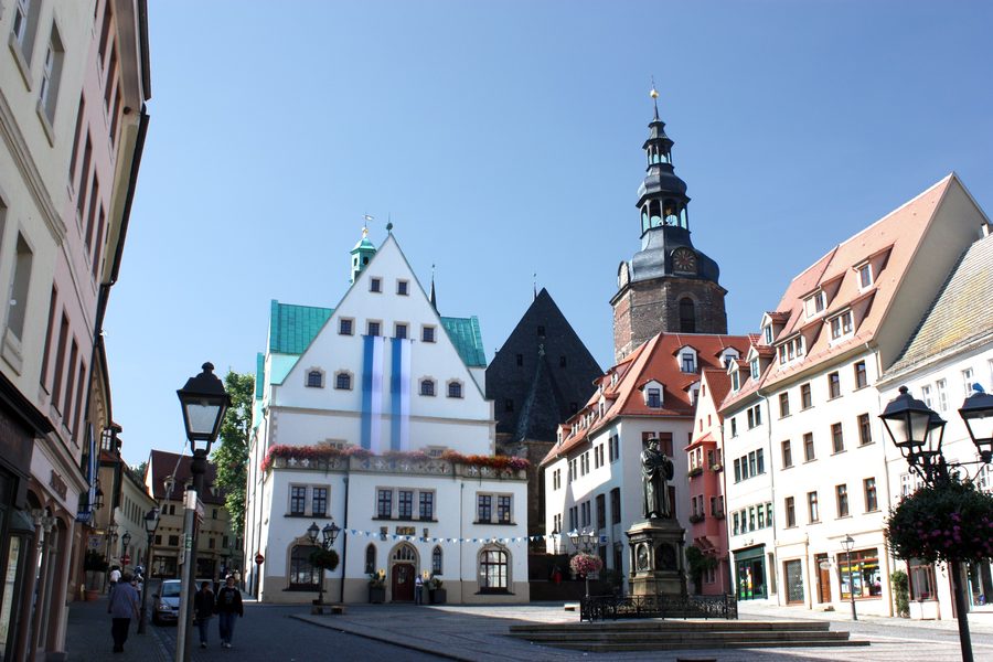 Marktplatz von Lutherstadt Eisleben mit Rathaus, Lutherdenkmal und St.-Andreas-Kirche
