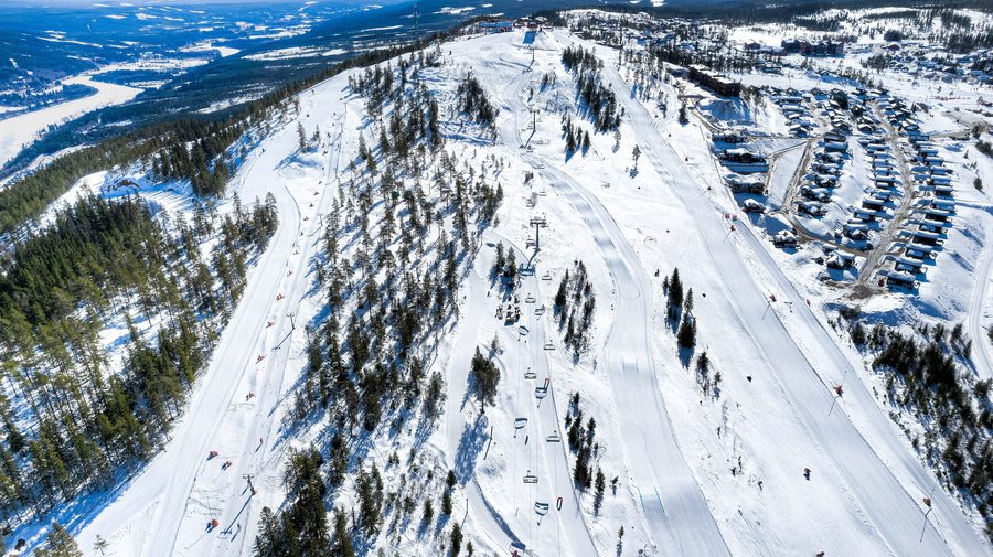 Branäs, nordsluttningen med snötäckta skidbackar