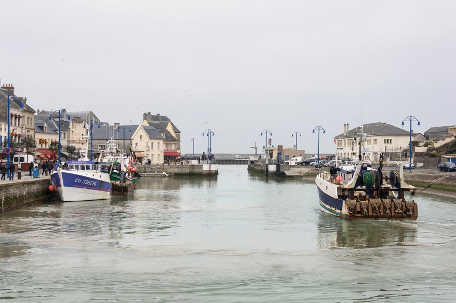 File:Port-en-Bessin-Huppain chenal.jpg