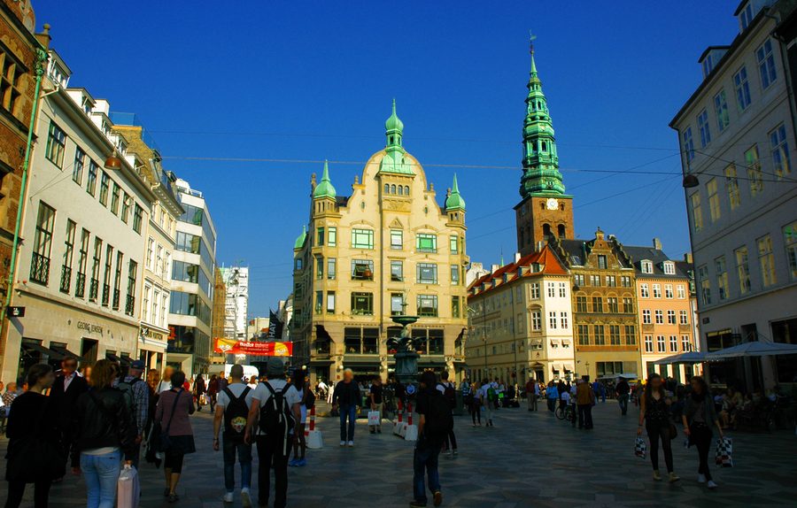 Persone che passeggiano nella via pedonale Strøget a Copenaghen