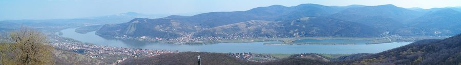 Vista panoramica da Nagymaros sul Danubio verso i monti di Visegrád