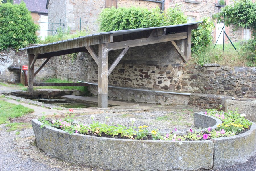 File:La Ferrière Bochard - lavoir.jpg