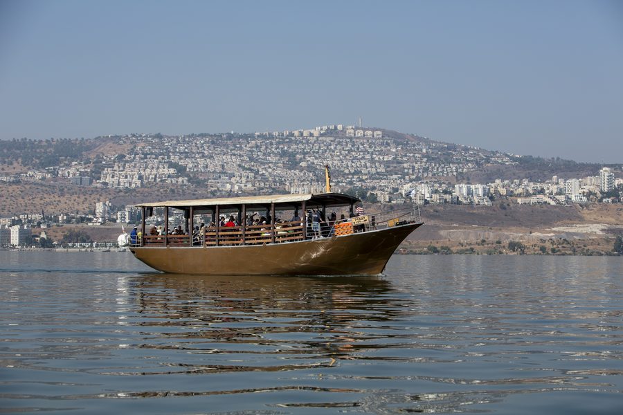 Pilgerboot auf dem See Genezareth mit Tiberias im Hintergrund