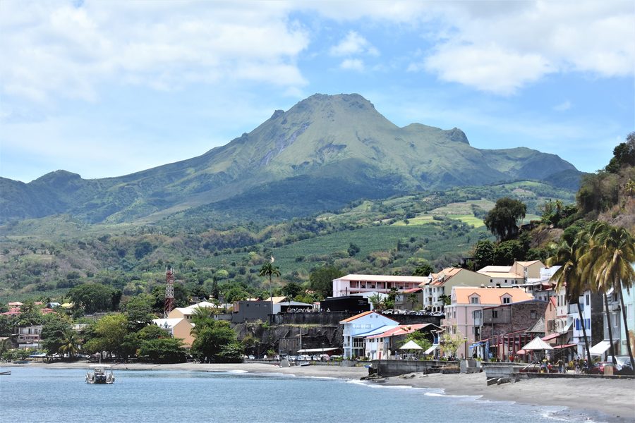 Blick über Saint-Pierre auf die bewaldeten Hänge der Montagne Pelée auf Martinique.