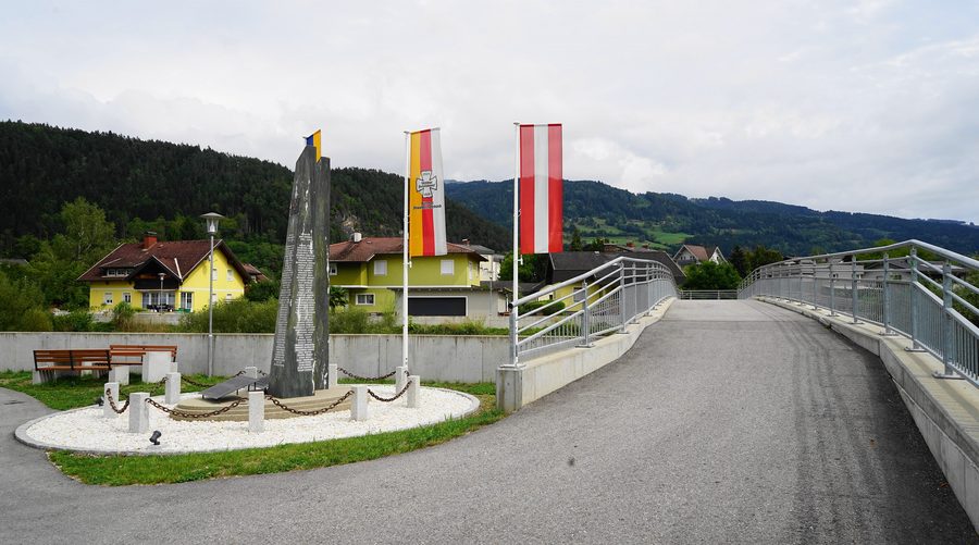 Pista ciclabile a Lavamünd presso il monumento agli combattenti per la difesa nella Prima e Seconda guerra mondiale