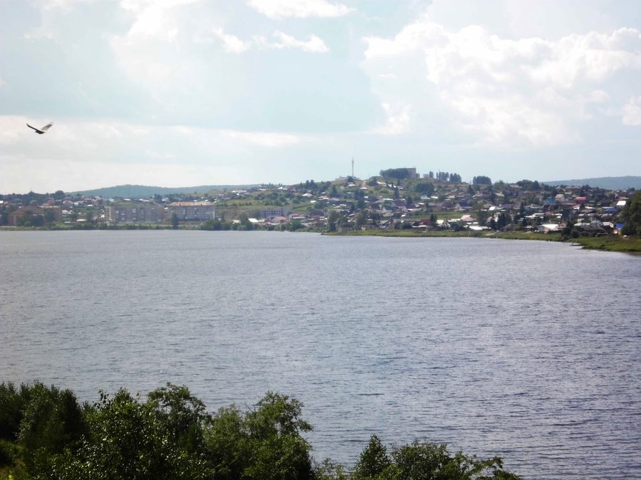Stagno Verkhneufaleisky nella città di Verkhni Ufaley sul fiume Ufaleyka, vista dalla riva sud-orientale