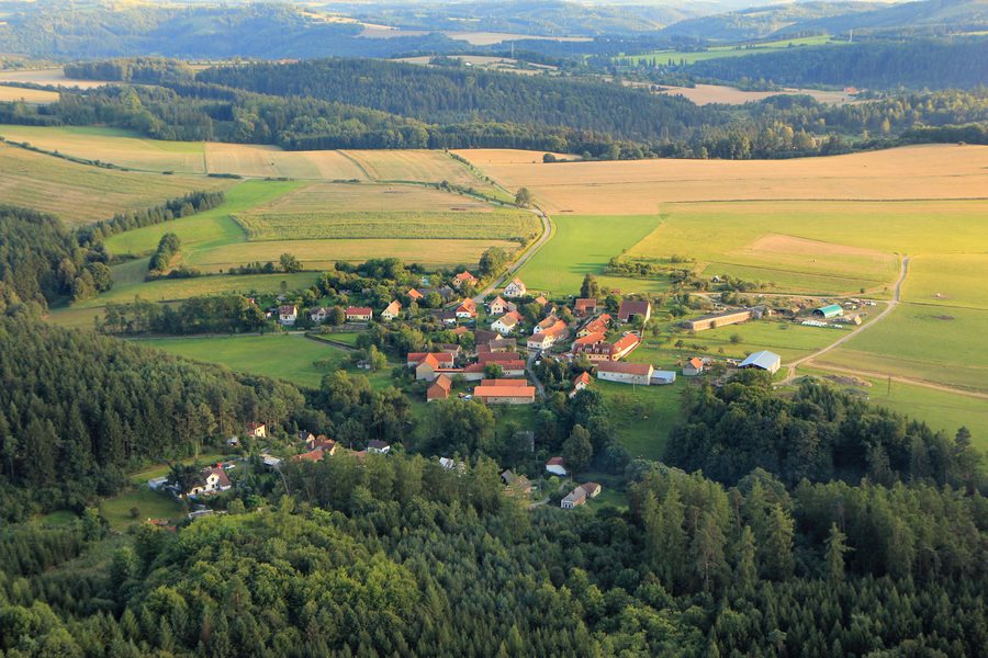 Luftaufnahme von Malovidy, einem Ortsteil von Rataje nad Sázavou in Tschechien