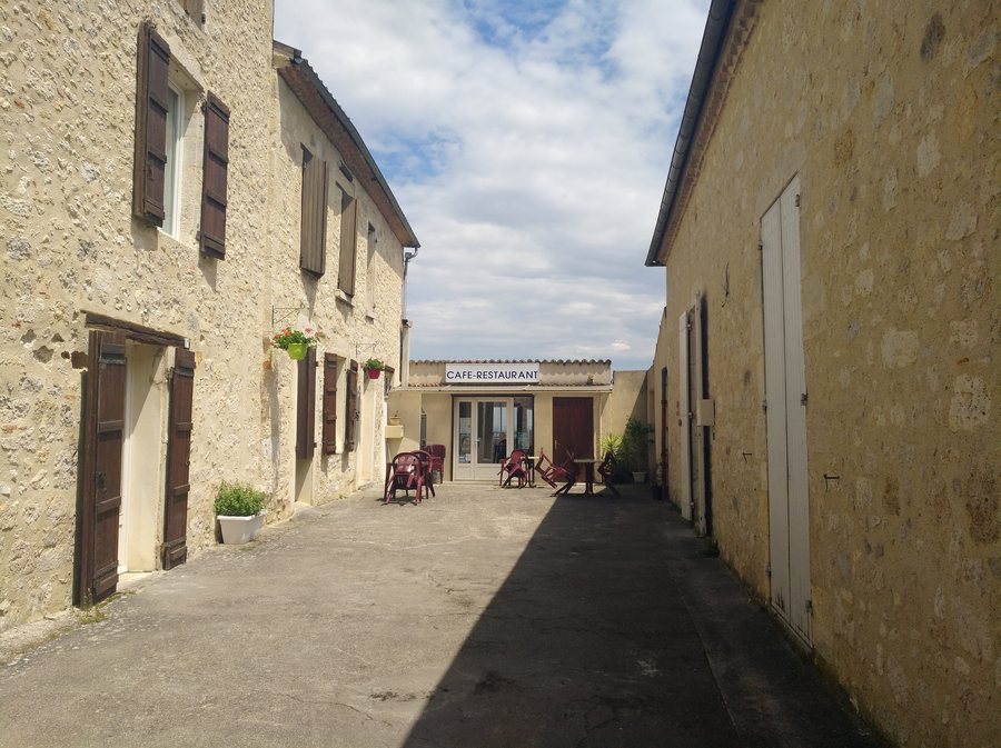 File:Laplume - Café-restaurant de la Paix (mai 2018).jpg