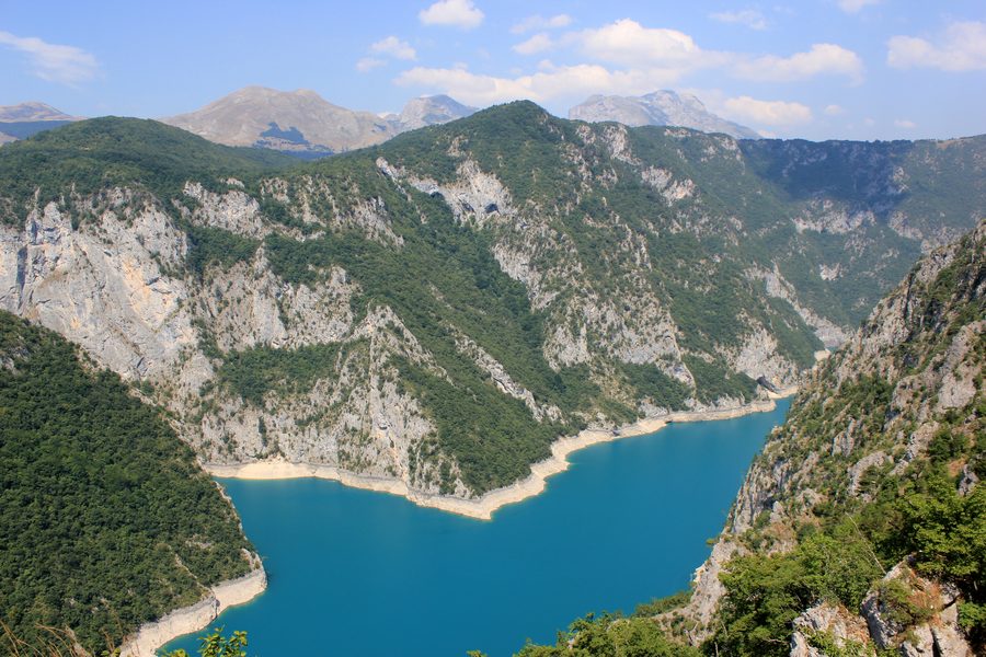 Blick auf den Piva-Stausee bei Plužine in Montenegro