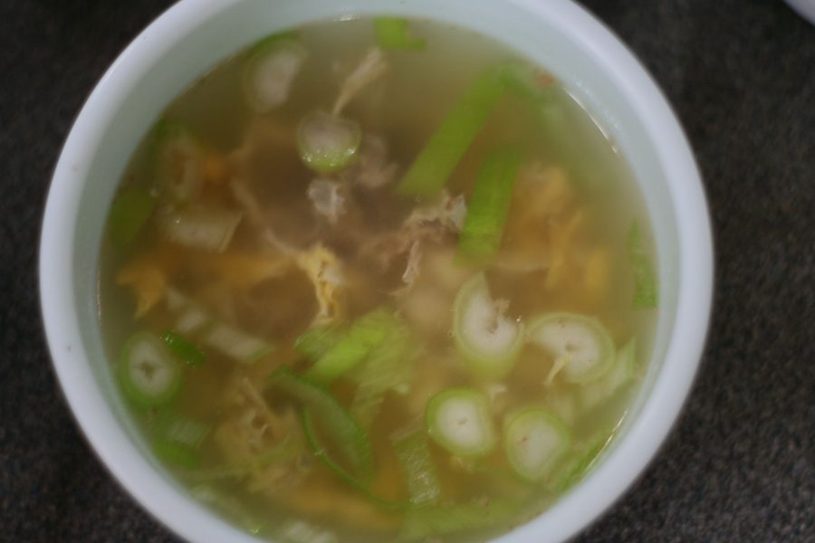 Koreanische Bugeoguk-Suppe aus getrocknetem Alaska-Seelachs